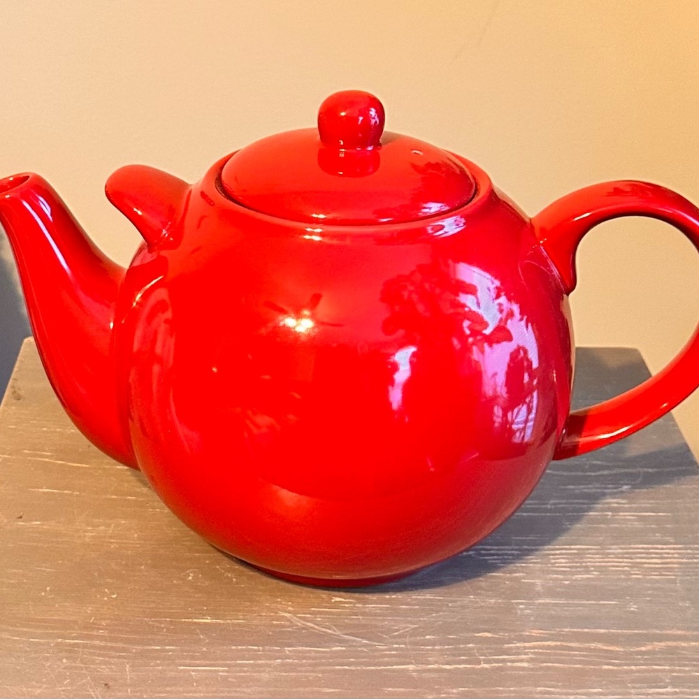 LONDON POTTERY GLOBE CHERRY RED 8 CUP CERAMIC TEAPOT with BUILT-IN STRAINER